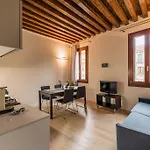 Charming Palace Corte Del Teatro Διαμέρισμα *
