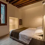 Charming Palace Corte Del Teatro Διαμέρισμα *
