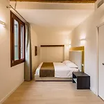 Charming Palace Corte Del Teatro Apartman