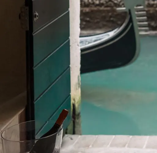 Charming Palace Corte Del Teatro Velence